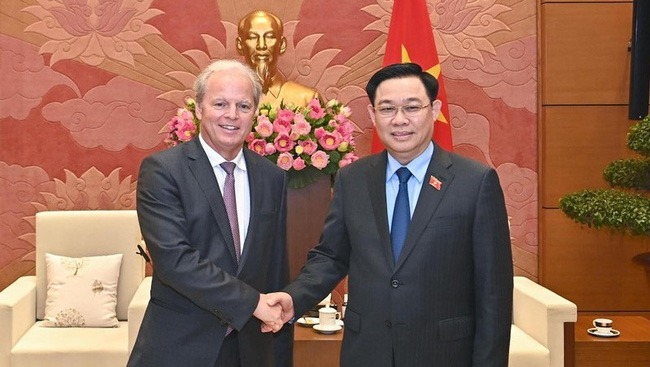National Assembly Chairman Vuong Dinh Hue and Managing Director of Operations Axel van Trotsenburg. (Photo: Duy Linh)
