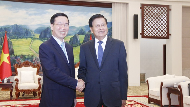 Permanent member of the Party Central Committee's Secretariat Vo Van Thuong and Lao Party General Secretary and State President Thongloun Sisoulith. (Photo: VNA)