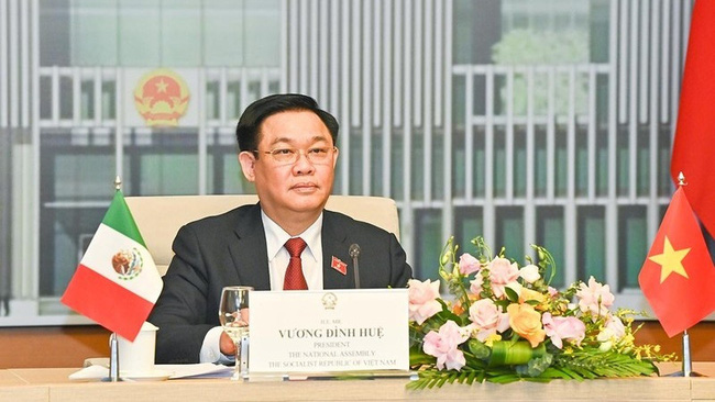 National Assembly Vuong Dinh Hue during the phone talks with President of the Mexican Senate Olga Sanchez Cordero. (Photo: Duy Linh)