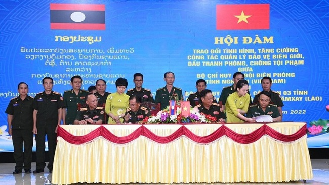 The signing ceremony between the two sides.