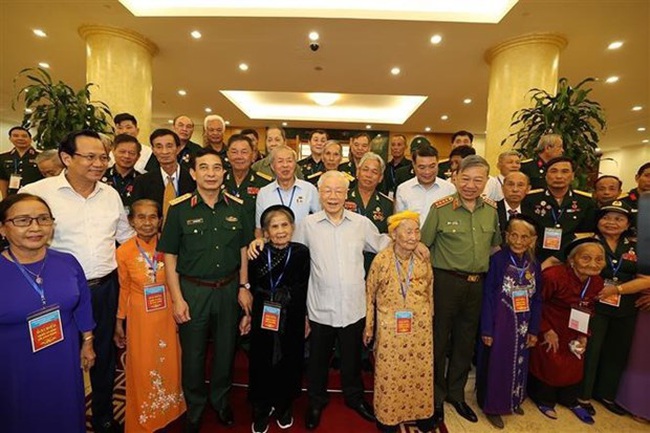 Party chief meets revolution contributors (Photo: VNA)