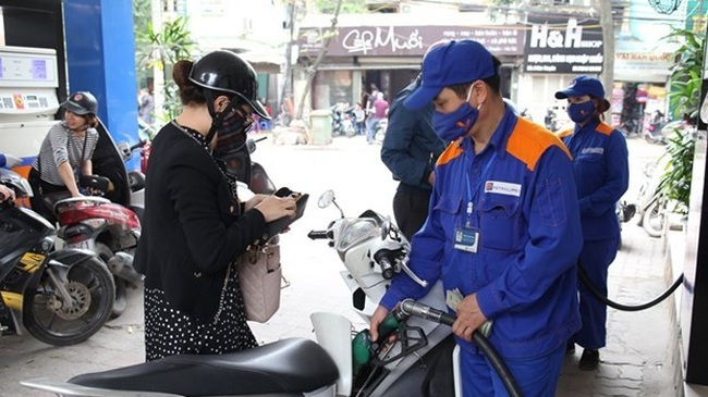 Petrol prices in Vietnam have been cut by more than 3,000 VND per litre. (Photo: VNA)