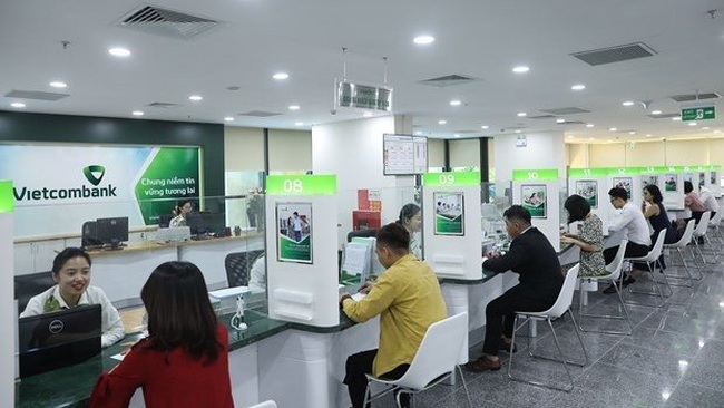 Customers at a Vietcombank branch. About 72.5-80.7% of credit institutions expected their business performance results in Q3 2022 to improve against the previous quarter. (Photo: VNA)