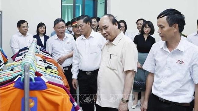President Nguyen Xuan Phuc visits Sao Mai Trading Company. (Photo: VNA)
