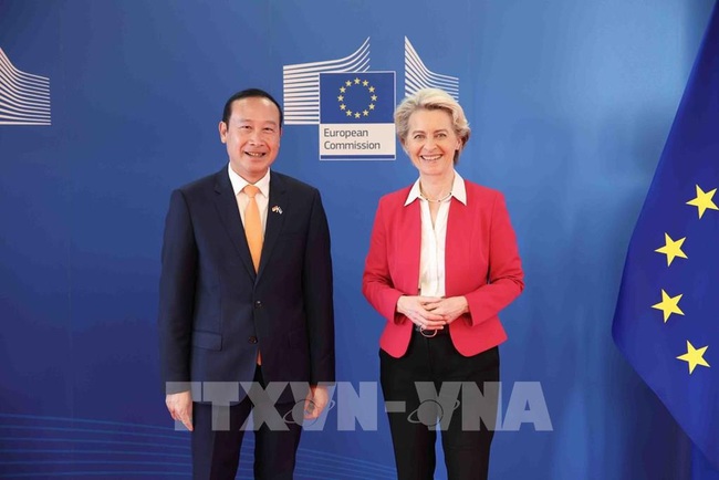 European Commission President Ursula von der Leyen and Ambassador Nguyen Van Thao (Photo: VNA)