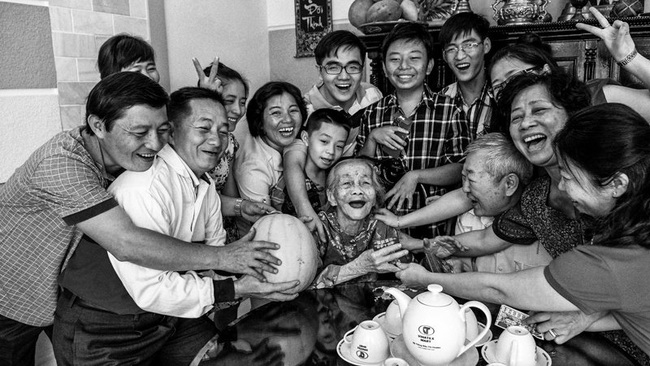 A black and white photo exhibition on the bond between family members will be held to celebrate Vietnam Family Day 2022