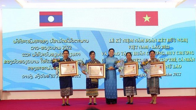 Vietnamese State’s accolades awarded to members of Lao Women's Union