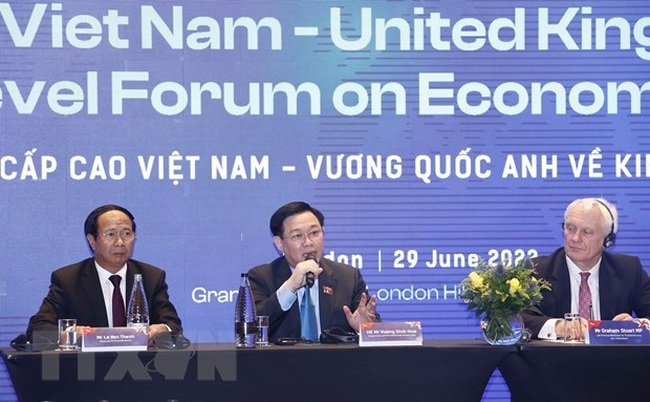 National Assembly Chairman Vuong Dinh Hue (centre) speaks at the Vietnam - UK high-level forum on economy and trade in London on June 29. (Photo: VNA)