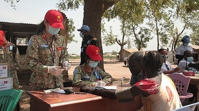 Vietnamese soldiers provides medical examination and treatment and medicine to people in South Sudan. (Photo: Vietnam Level-2 Field Hospital Rotation 3)