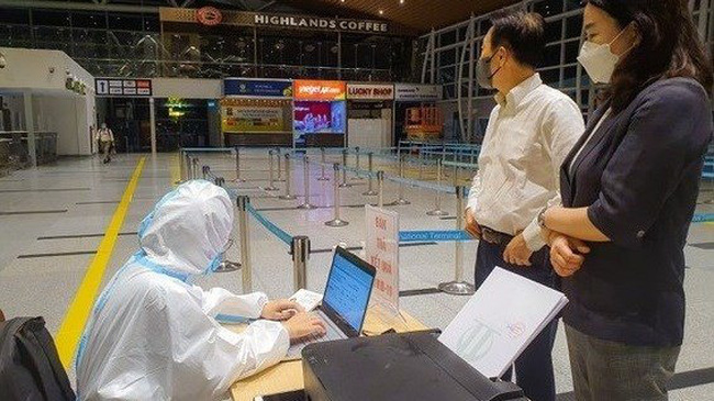 Passengers register for rapid COVID-19 tests at Da Nang International Airport. (Photo: sggp.org.vn)