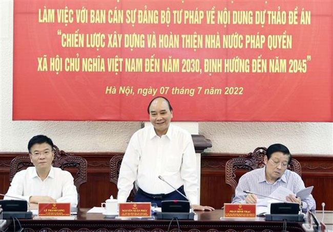 President Nguyen Xuan Phuc (middle) addresses the meeting. (Photo: VNA)