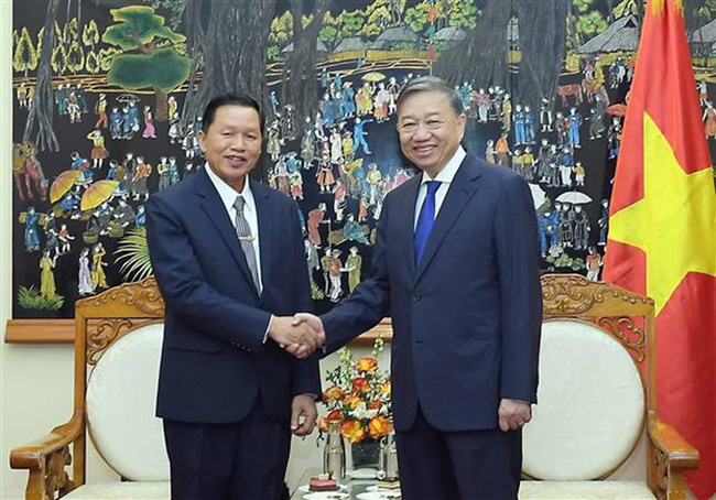 Minister of Public Security Gen. To Lam (R) receives Lao Deputy Minister of Public Security Lieut. Gen. Vanthong Kongmany (Photo: VNA)