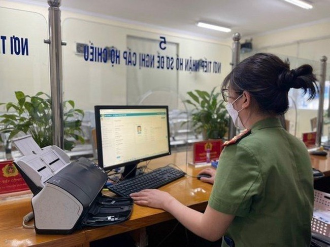 Processing procedures to issue passports to citizens (Photo: cand.com.vn)