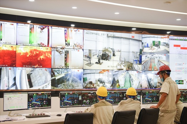 Engineers monitor and operate the waste treatment process after the plant connected to the national power grid on the morning of July 25. (Photo: laodong.vn))