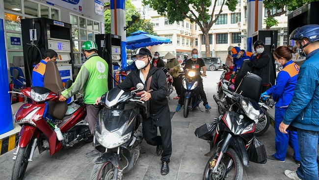 The retail price of RON95 falls slightly to 32,763 VND (1.41 USD) per litre. (Photo: Thanh Dat)