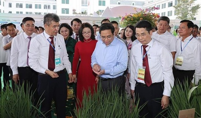 PM Pham Minh Chinh (front, second from right) and others visit an exhibition of scientific and technological models and products at the event (Photo: VNA)