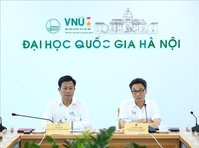 Deputy Prime Minister Vu Duc Dam (R) speaks at the working session with the VNU-HN on August 16. (Photo: VNA)