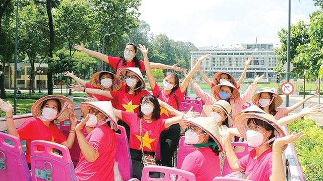 Visitors experience a city sightseeing tour in HCMC.