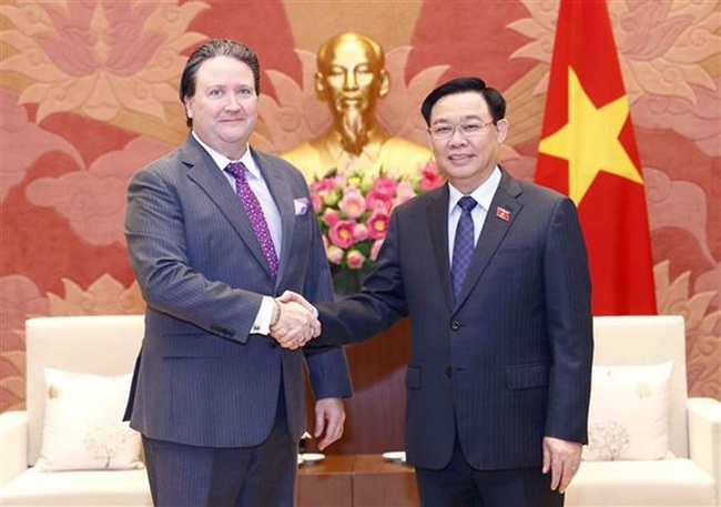 NA Chairman Vuong Dinh Hue (R) and US Ambassador Marc E. Knapper at the meeting in Hanoi on August 25 (Photo: VNA)