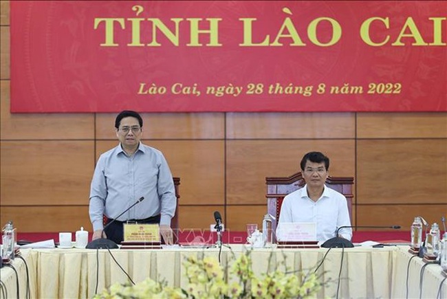 Prime Minister Pham Minh Chinh speaks at the meeting with the Standing Board of the Lao Cai provincial Party Committee on August 28 (Photo: VNA)