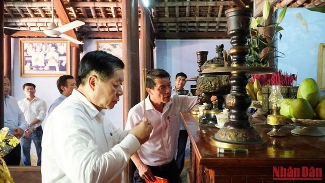 Politburo member Nguyen Trong Nghia offers incense to late General Nguyen Chi Thanh at the General’s commemorative site in Quang Tho Commune, Quang Dien District, Thua Thien Hue Province (Photo: NDO/Cong Hau)