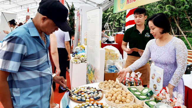 Visitors buy OCOP products at the fair (Photo: hanoimoi.com.vn)