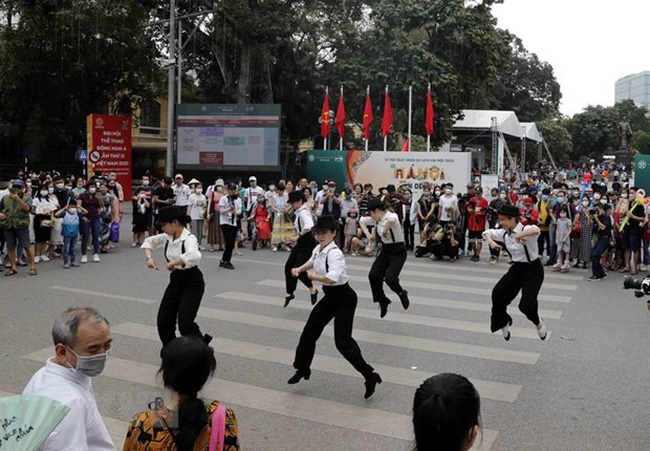 People gather to watch a dancing performance on the pedestrian space around Hoan Kiem Lake.  (Photo: VNA)