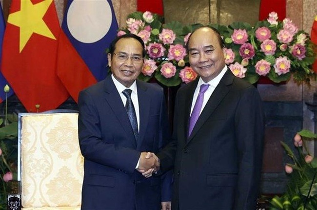 President Nguyen Xuan Phuc (R) and visiting Lao Vice President Bounthong Chitmany (Photo: VNA)