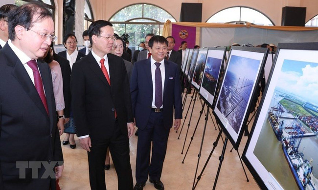 Politburo member and permanent member of the Communist Party of Vietnam Central Committee’s Secretariat Vo Van Thuong attends the exhibition (Photo: VNA)