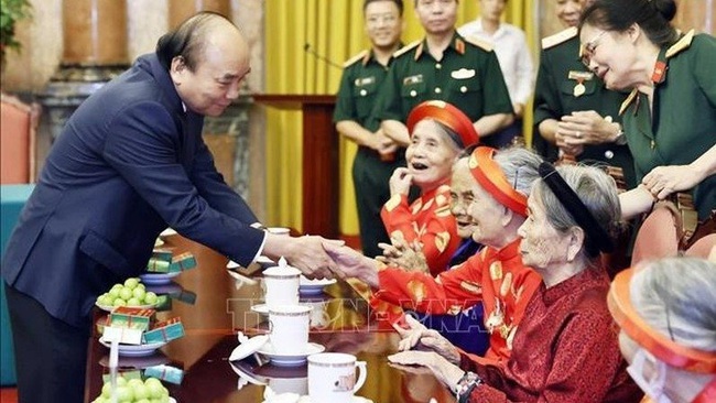 President Nguyen Xuan Phuc and heroic mothers. (Photo: VNA)