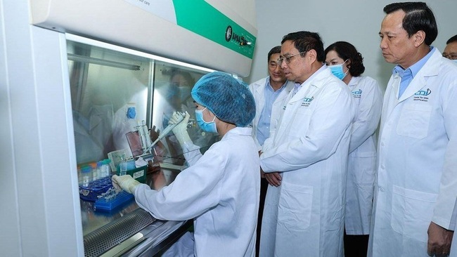 Prime Minister Pham Minh Chinh visits the DNA testing unit. (Photo: Tran Hai)