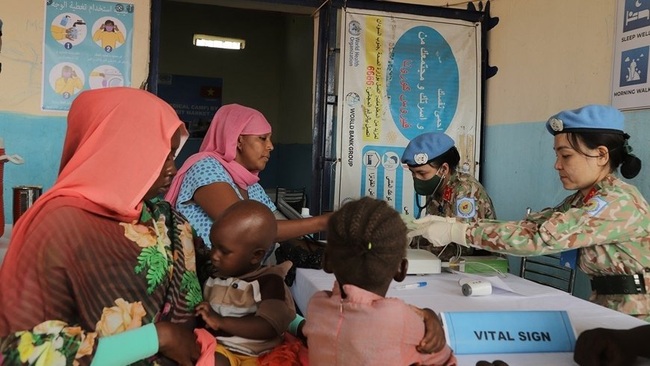 Vietnamese officers provide medical checkups for local residents in Abyei. (Photo: QDND)