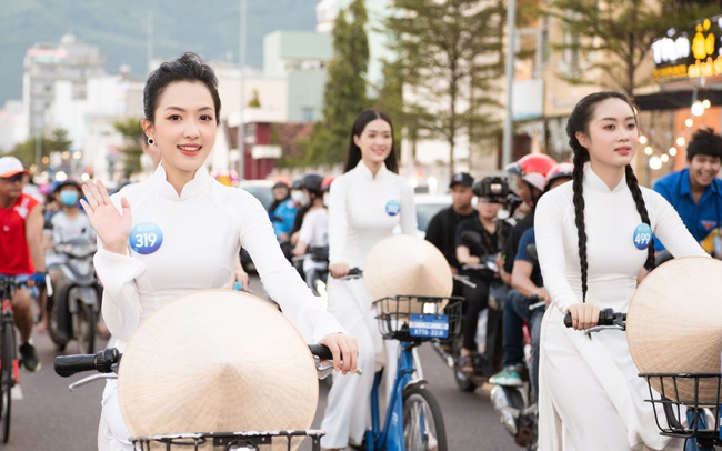 Áo dài đạp xe được gắn liền với hình ảnh của phụ nữ Việt Nam và còn là biểu tượng của sự thanh lịch và truyền thống. Hãy xem hình ảnh để cảm nhận được sự tinh tế và đẹp đẽ của trang phục này kết hợp cùng với xe đạp.