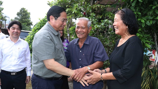 PM Pham Minh Chinh inquires after a veteran in Can Tho. (Photo: VNA)
