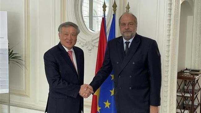 Chief Justice of the Supreme People's Court Nguyen Hoa Binh (left) and French Justice Minister Eric Dupond-Moretti (Photo: VNA)