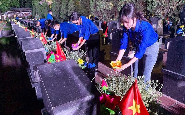 Youth union members in Hanoi light candles at martyrs' tombs (Photo: NDO/Phan Linh)