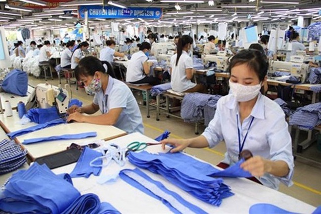 Workers at a textile factory. VITAS said six-month textile exports reached 22.3 billion USD. (Photo: vneconomy.vn)