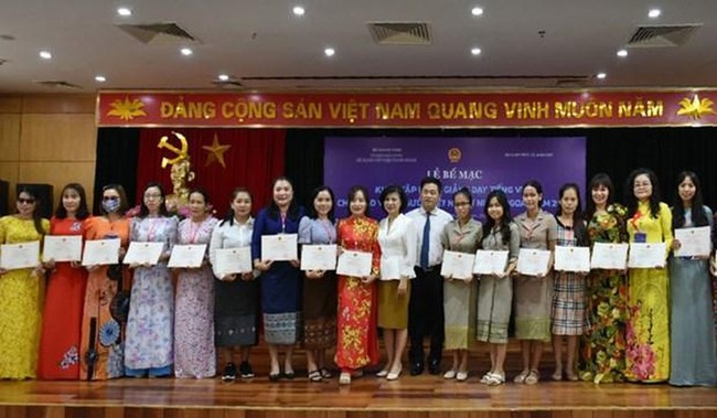 Vietnamese teachers abroad receive certificates after the training course. (Photo: VNA)