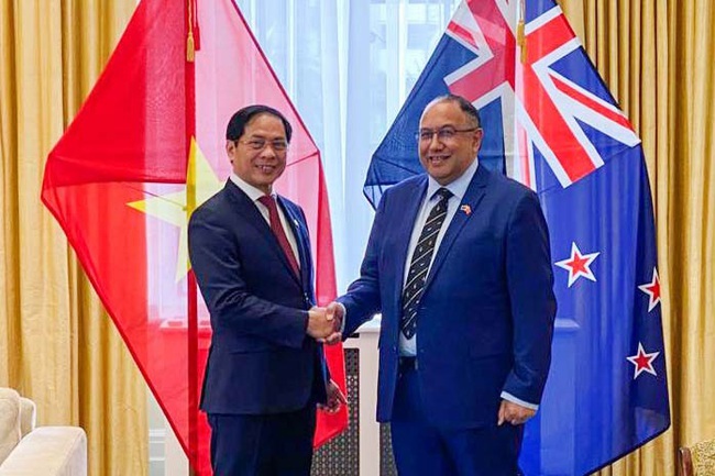 Hợp tác Việt Nam - New Zealand 2024: Việt Nam và New Zealand cùng có nhiều tiềm năng để phát triển hợp tác trong nhiều lĩnh vực, đặc biệt là nông nghiệp và du lịch. Trong năm 2024, cả hai nước đang hướng tới mục tiêu đạt được mức thương mại hai chiều ở mức cao nhất. Hãy xem hình ảnh các nhà quản lý và doanh nhân Việt Nam và New Zealand cùng làm việc để đưa tiềm năng hợp tác của hai nước này lên tầm cao mới.
