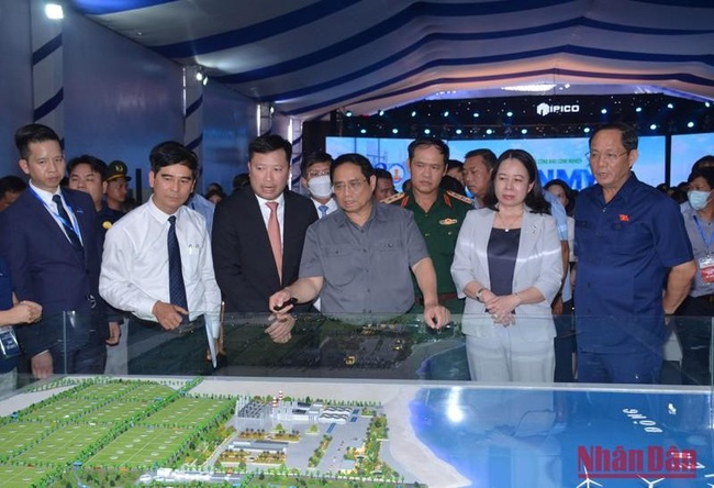 PM Pham Minh Chinh looks at the model of the Son May 1 Industrial Park. (Photo: NDO)