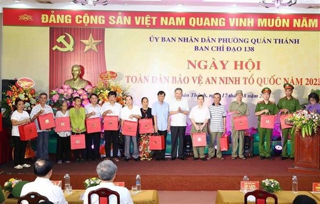 Gen. To Lam presents gifts to policy beneficiaries in Quanh Thanh ward (Photo: VNA)