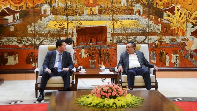 Hanoi Chairman Tran Sy Thanh receives KOVECA Chairman Kim Kil-soo. (Photo: Ha Noi Moi)