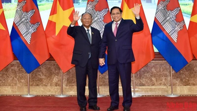 PM Pham Minh Chinh and President of the Cambodian National Assembly Samdech Heng Samrin. (Photo: Tran Hai)