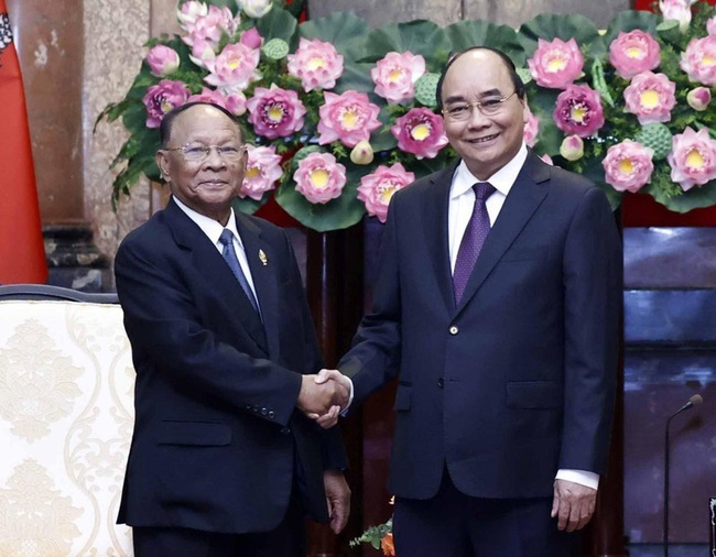 President Nguyen Xuan Phuc receives President of the Cambodian National Assembly Samdech Heng Samrin. (Photo: VNA)