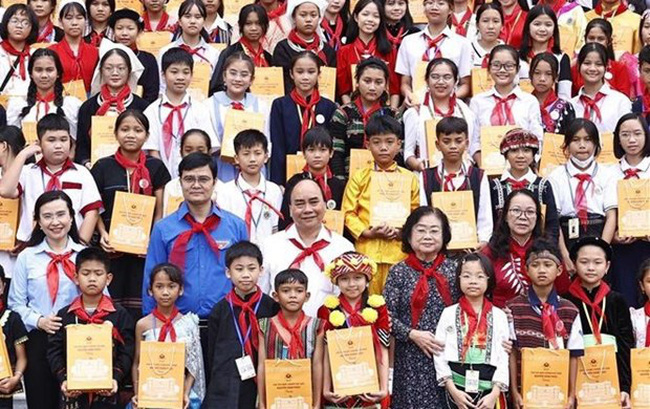 President Nguyen Xuan Phuc poses for a photo with children (Photo: VNA)