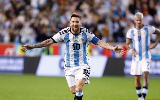 Số bàn thắng của Messi trong màu áo ĐT Argentina đã lên đến 90 bàn thắng. Sự nghiệp đỉnh cao của anh được thể hiện rõ ràng trên sân cỏ và hình ảnh. Xem hình để cảm nhận sự mạnh mẽ và bùng nổ của siêu sao bóng đá này.