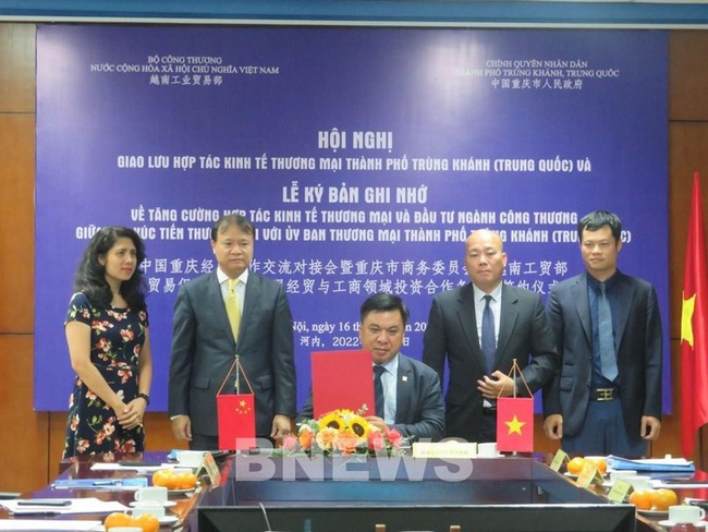 The signing of an MoU between VIETRADE and the Commerce Commission of Chongqing city on September 16. (Photo: VNA)