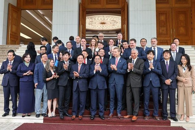 PM Pham Minh Chinh (front row, seven from left) and delegates at the meeting (Photo: VGP)