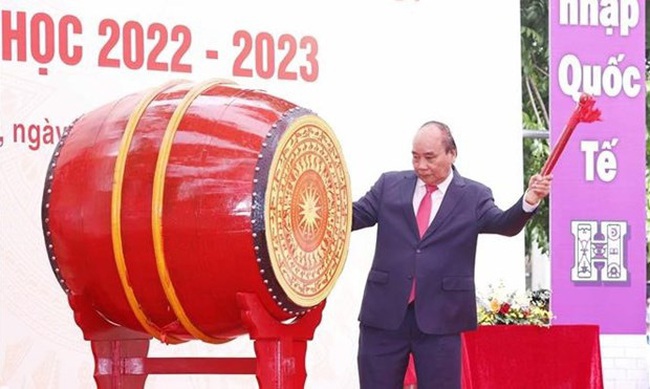 President Nguyen Xuan Phuc beat the drum to kick off the new 2022-2023 academic year (Photo: VNA)