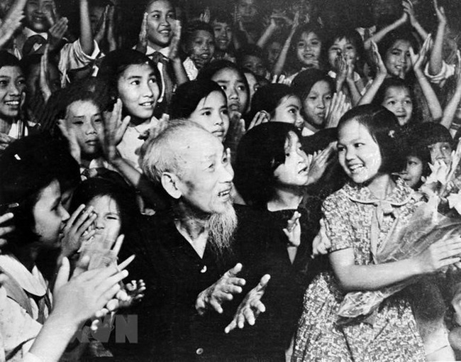 President Ho Chi Minh with Hanoi children at a music show in 1969 (Photo:VNA)